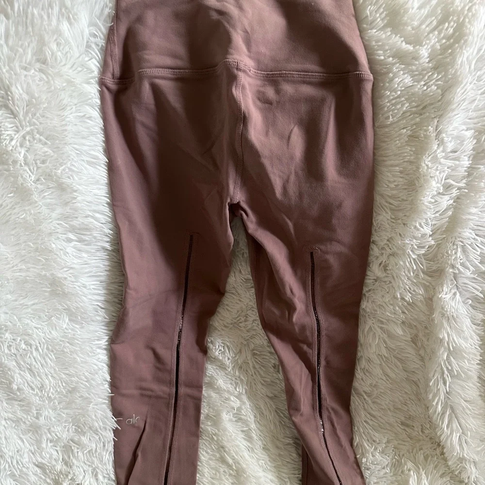 *** SOLD*** Alo yoga leggings - Picture 2 of 5